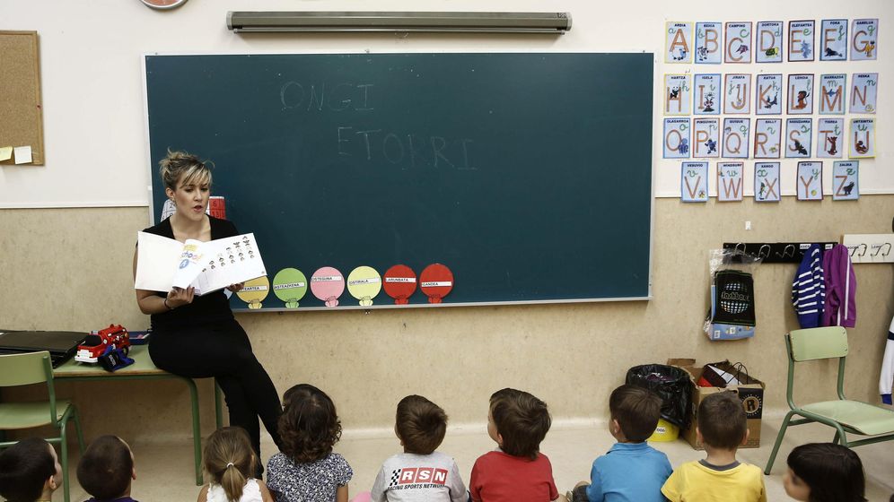 Foto: Una profesora da la bienvenida a sus alumnos en un aula de un colegio público. (EFE)