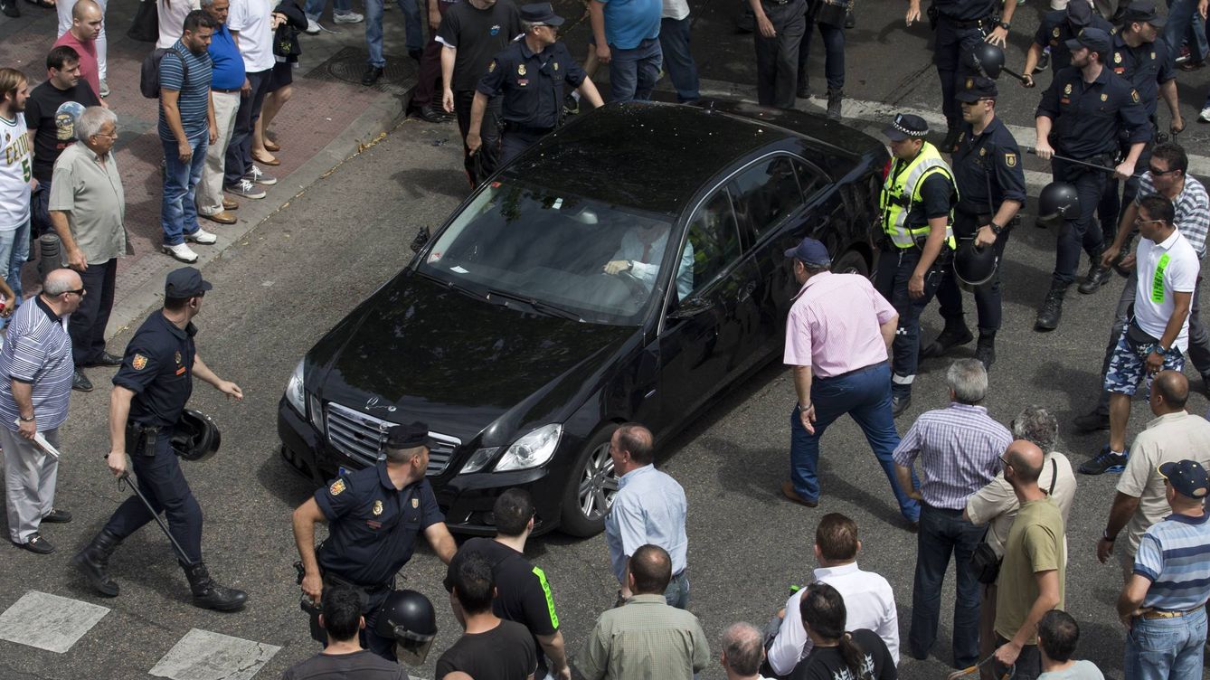 Foto: Taxistas madrileños protestan contra un vehículo de la compañía Cabify. (Gtres)